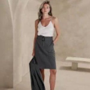 Banana Republic Bi-Stretch Knee Length Skirt Size 4 Grey Stripe #760001 NWOT NEW